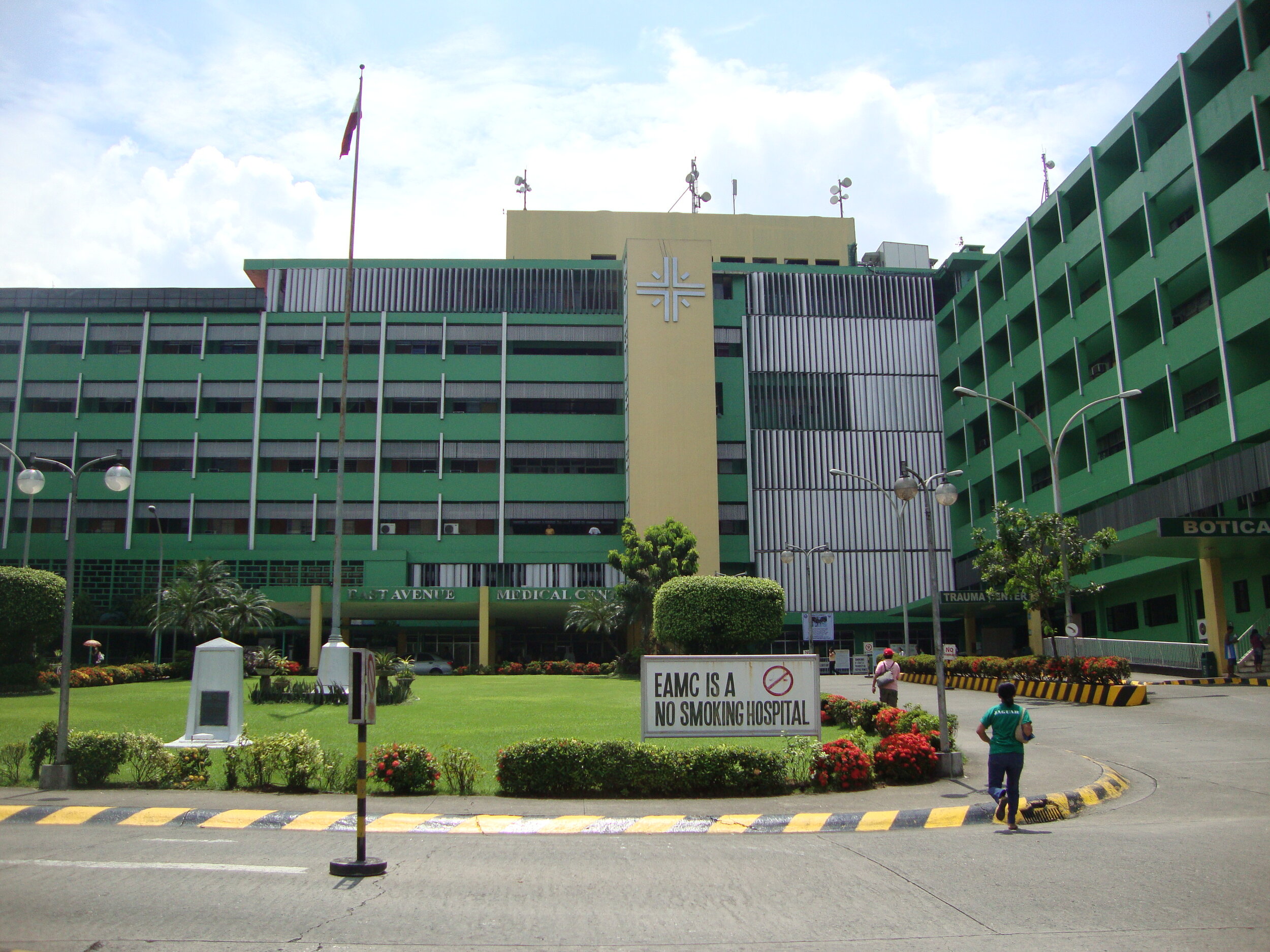 East_Avenue_Medical_Center_(East_Avenue,_Diliman,_Quezon_City)(2010-08-26).jpg